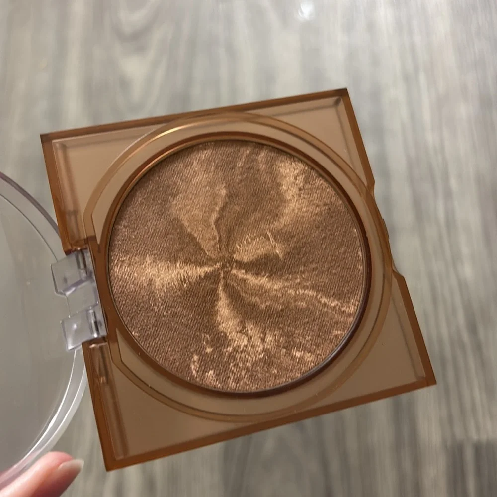 Huda Beauty Glowish Bronzer